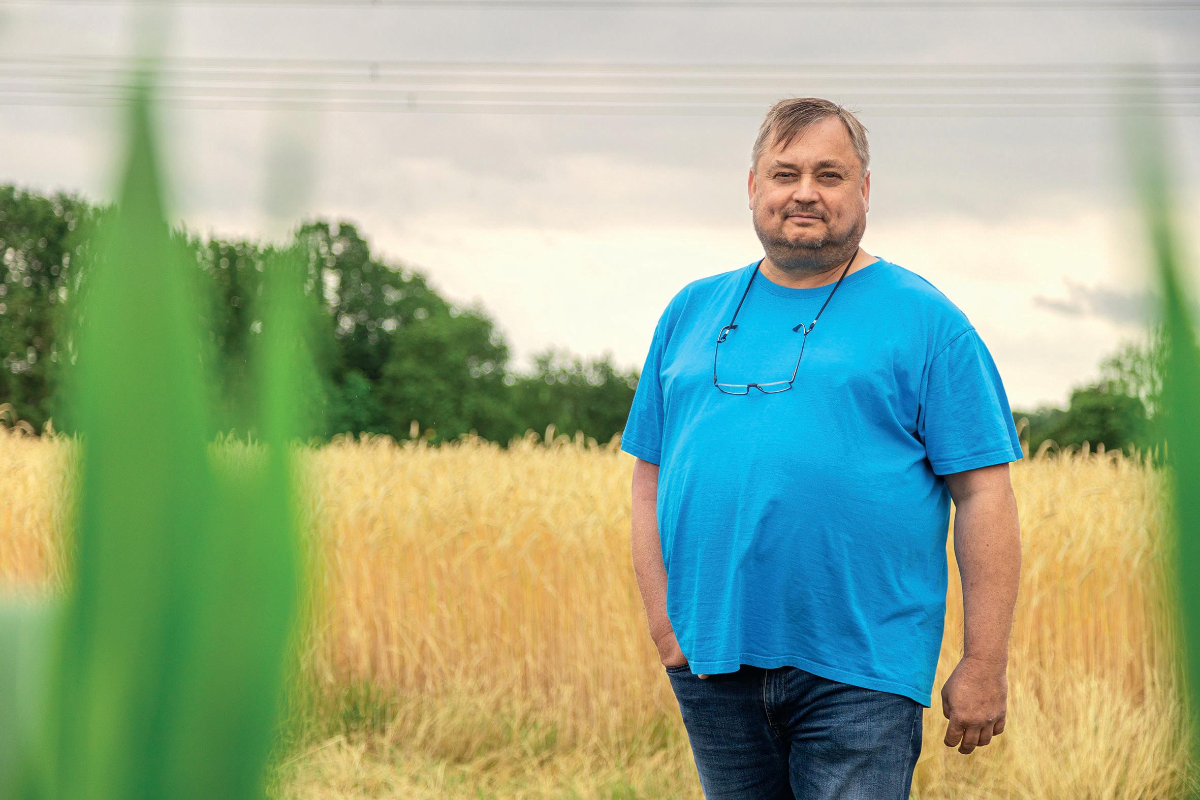 Mann steht vor einem Getreidefeld