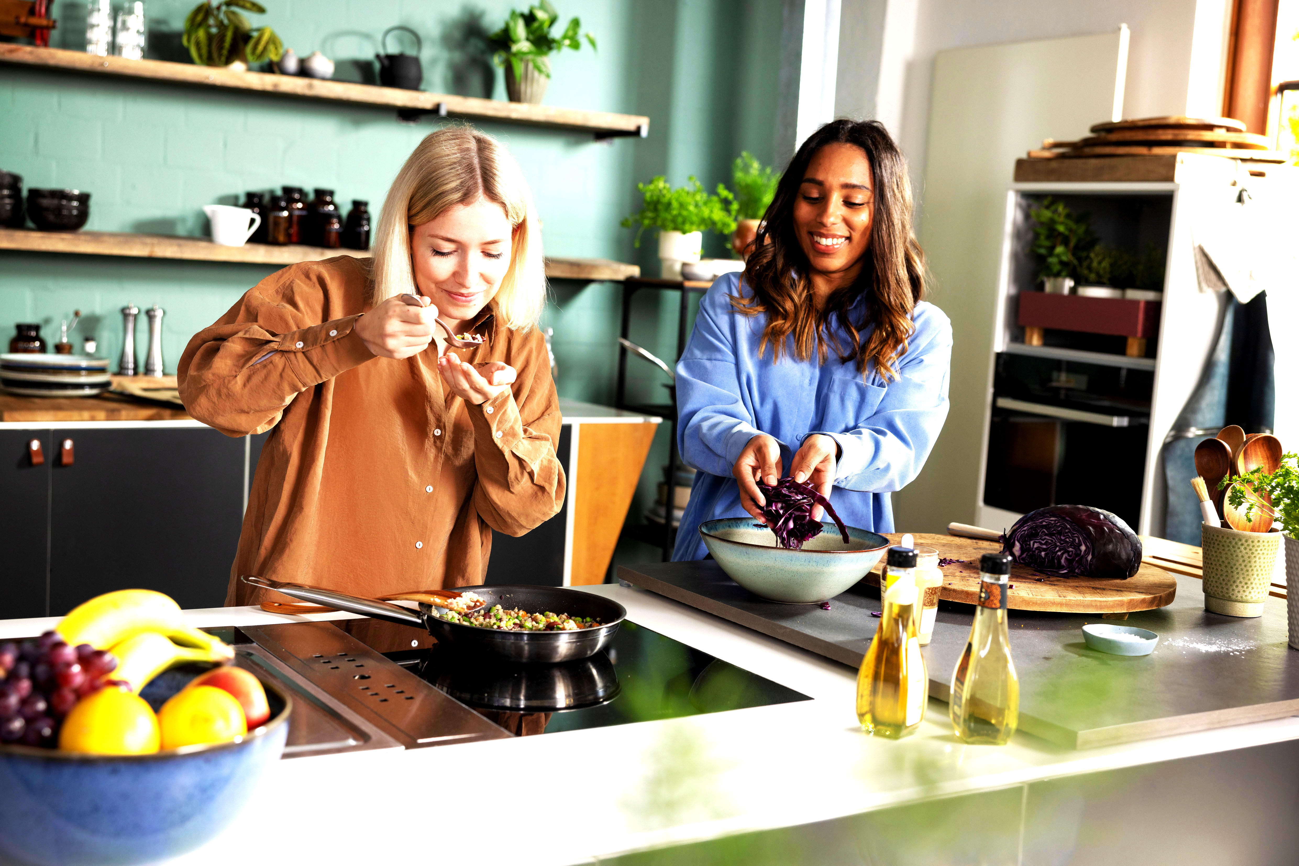 Zwei Frauen haben Spaß beim gemeinsamen Kochen